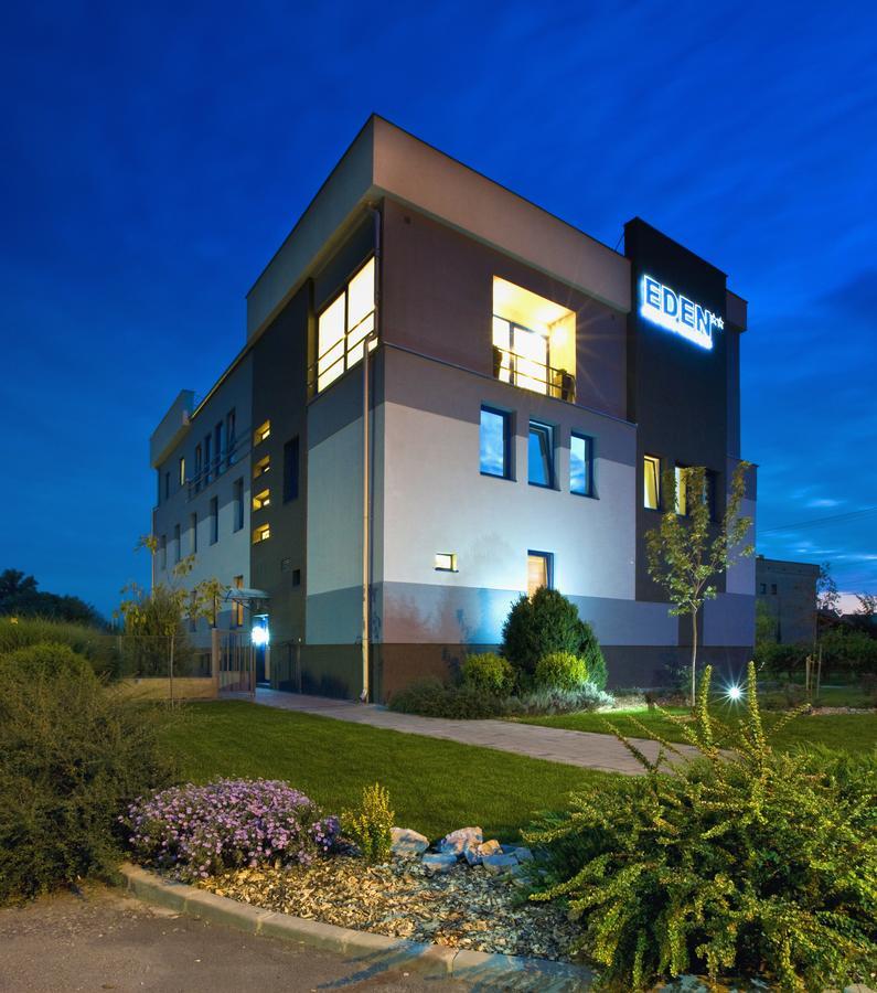 Pension Eden Zeliezovce Exterior photo